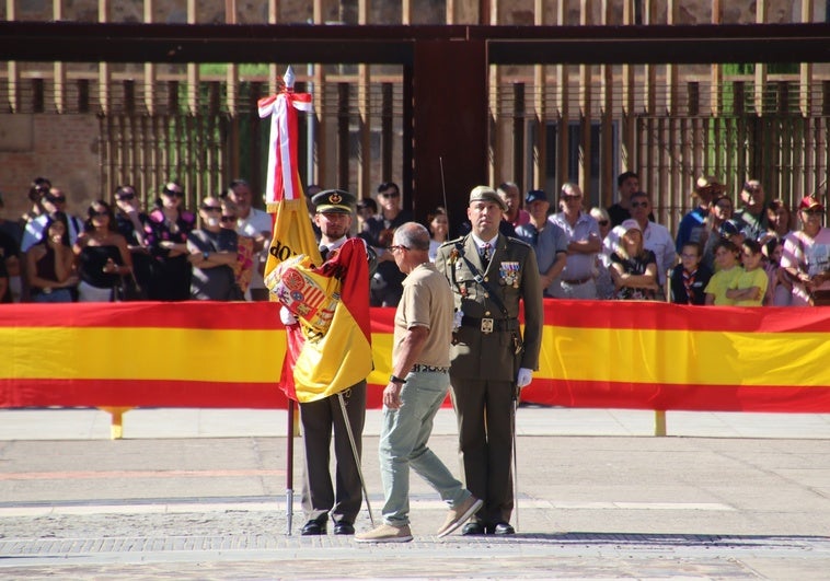 Cerca de 200 personas participan en la jura de bandera civil en Plasencia